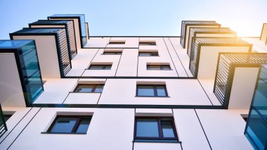 Modern apartman binasının mimari detayları. Modern Avrupa konut binası kompleksi.