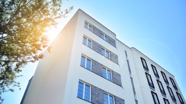 Modern apartman binasının mimari detayları. Modern Avrupa konut binası kompleksi.