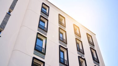 Modern apartman binasının mimari detayları. Modern Avrupa konut binası kompleksi.