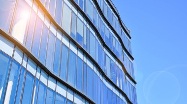 Modern ofis binasının cam perde duvarı. Gökyüzü arka planında modern ofis binası.