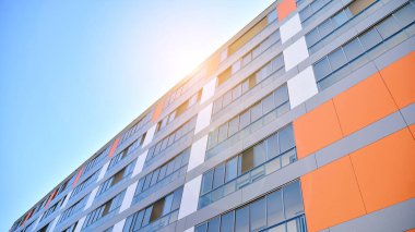 Modern apartman binasının mimari detayları. Modern Avrupa konut binası kompleksi.