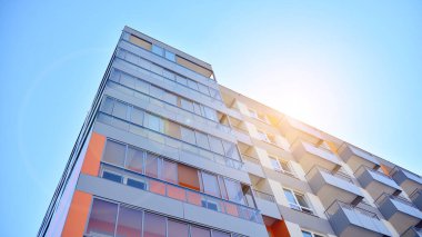 Modern apartman binasının mimari detayları. Modern Avrupa konut binası kompleksi.