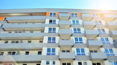Modern apartman binasının mimari detayları. Modern Avrupa konut binası kompleksi.