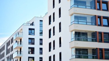 Modern apartman binasının mimari detayları. Modern Avrupa konut binası kompleksi.
