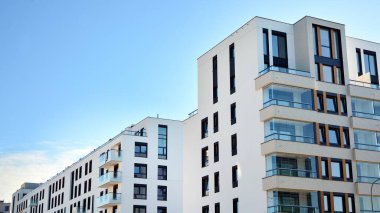 Modern apartman binasının mimari detayları. Modern Avrupa konut binası kompleksi.