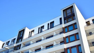 Modern apartman binasının mimari detayları. Modern Avrupa konut binası kompleksi.