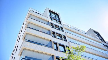 Modern apartman binasının mimari detayları. Modern Avrupa konut binası kompleksi.