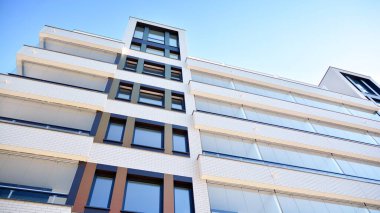 Modern apartman binasının mimari detayları. Modern Avrupa konut binası kompleksi.