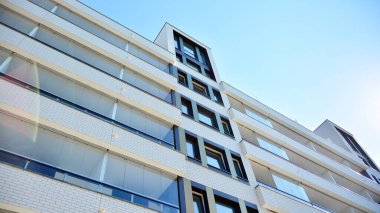 Modern apartman binasının mimari detayları. Modern Avrupa konut binası kompleksi.
