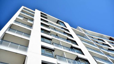 Modern apartman binasının mimari detayları. Modern Avrupa konut binası kompleksi.