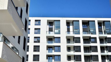 Modern apartman binasının mimari detayları. Modern Avrupa konut binası kompleksi.