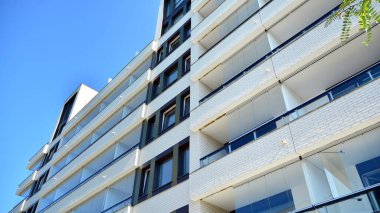Modern apartman binasının mimari detayları. Modern Avrupa konut binası kompleksi.