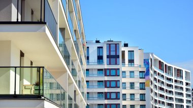 Modern apartman binasının mimari detayları. Modern Avrupa konut binası kompleksi.