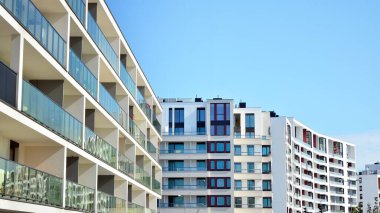 Modern apartman binasının mimari detayları. Modern Avrupa konut binası kompleksi.