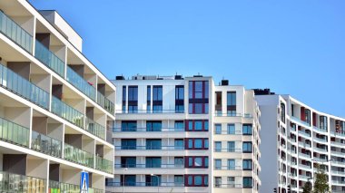 Modern apartman binasının mimari detayları. Modern Avrupa konut binası kompleksi.