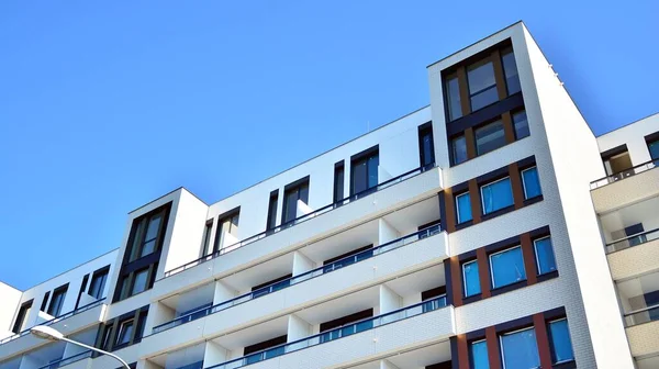 现代公寓楼的建筑细节 现代欧洲住宅公寓楼建筑群 — 图库照片