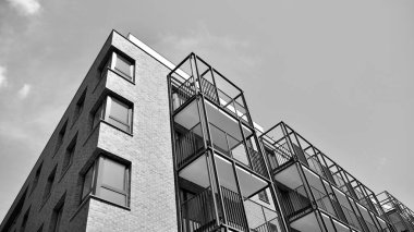 Modern apartman dairesinin dış kısmının ayrıntıları. Yeni lüks ev ve ev kompleksinin bir parçası. Siyah ve beyaz.