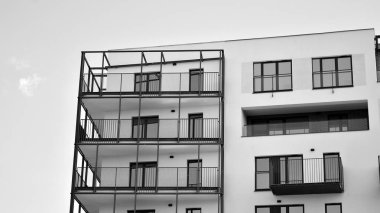 Modern apartman dairesinin dış kısmının ayrıntıları. Yeni lüks ev ve ev kompleksinin bir parçası. Siyah ve beyaz.