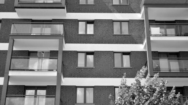 Modern apartman dairesinin dış kısmının ayrıntıları. Yeni lüks ev ve ev kompleksinin bir parçası. Siyah ve beyaz.