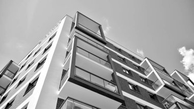 Modern apartman dairesinin dış kısmının ayrıntıları. Yeni lüks ev ve ev kompleksinin bir parçası. Siyah ve beyaz.