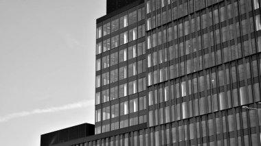 Yüksek kontrastlı siyah ve beyaz tonlu soyut modern mimari. Cam pencerede geometrinin mimarisi - monokrom.