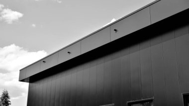 Modern bir lacivert depo cephesi. Siyah ve beyaz. 