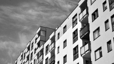 Modern apartman dairesinin dış kısmının ayrıntıları. Yeni lüks ev ve ev kompleksinin bir parçası. Siyah ve beyaz.