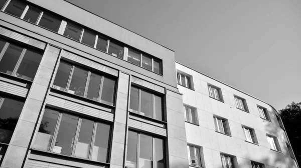 高对比度黑白色调的现代建筑 玻璃窗几何结构 — 图库照片