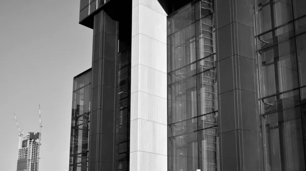 コントラストの高い黒と白のトーンと現代建築を抽象化します ガラス窓における幾何学の建築 モノクロ — ストック写真