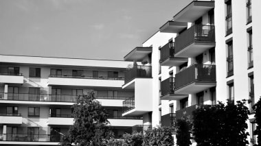 Modern apartman dairesinin dış kısmının ayrıntıları. Yeni lüks ev ve ev kompleksinin bir parçası. Siyah ve beyaz.