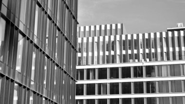 Yüksek kontrastlı siyah ve beyaz tonlu soyut modern mimari. Cam pencerede geometrinin mimarisi - monokrom.