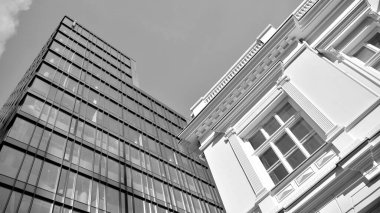 Yüksek kontrastlı siyah ve beyaz tonlu soyut modern mimari. Cam pencerede geometrinin mimarisi - monokrom.