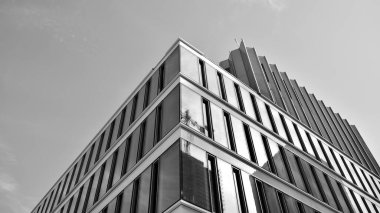 Yüksek kontrastlı siyah ve beyaz tonlu soyut modern mimari. Cam pencerede geometrinin mimarisi - monokrom.