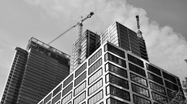 Yüksek binalar yapım aşamasında. Modern ofis binası. Siyah ve beyaz.