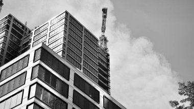 Yüksek binalar yapım aşamasında. Modern ofis binası. Siyah ve beyaz.