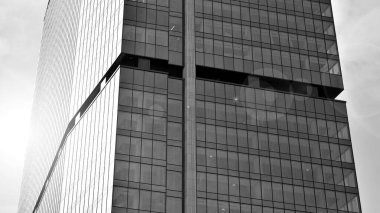 Yüksek kontrastlı siyah ve beyaz tonlu soyut modern mimari. Cam pencerede geometrinin mimarisi - monokrom.