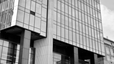 Yüksek kontrastlı siyah ve beyaz tonlu soyut modern mimari. Cam pencerede geometrinin mimarisi - monokrom.