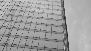 Yüksek kontrastlı siyah ve beyaz tonlu soyut modern mimari. Cam pencerede geometrinin mimarisi - monokrom.