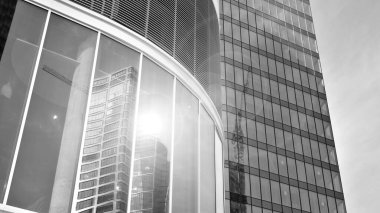 Yüksek kontrastlı siyah ve beyaz tonlu soyut modern mimari. Cam pencerede geometrinin mimarisi - monokrom.