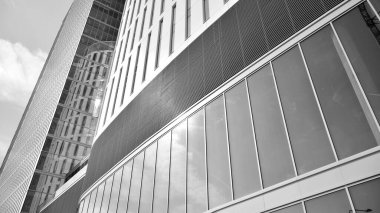 Yüksek kontrastlı siyah ve beyaz tonlu soyut modern mimari. Cam pencerede geometrinin mimarisi - monokrom.
