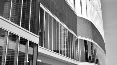 Yüksek kontrastlı siyah ve beyaz tonlu soyut modern mimari. Cam pencerede geometrinin mimarisi - monokrom.