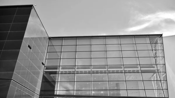 Moderno Edificio Oficinas Pared Acero Vidrio Con Cielo Azul Blanco — Foto de Stock
