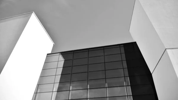 Moderno Edificio Oficinas Pared Acero Vidrio Con Cielo Azul Blanco — Foto de Stock