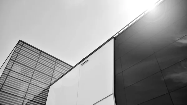 Modern Irodaház Fal Acélból Üvegből Kék Égbolttal Fekete Fehér — Stock Fotó