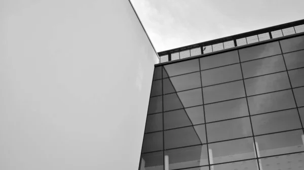 Moderno Edificio Oficinas Pared Acero Vidrio Con Cielo Azul Blanco —  Fotos de Stock