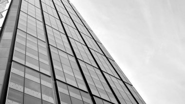 Yüksek kontrastlı siyah ve beyaz tonlu soyut modern mimari. Cam pencerede geometrinin mimarisi - monokrom.