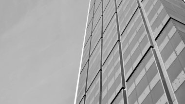 Yüksek kontrastlı siyah ve beyaz tonlu soyut modern mimari. Cam pencerede geometrinin mimarisi - monokrom.