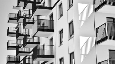 Yeni bir modern apartman detayını. Siyah ve beyaz.