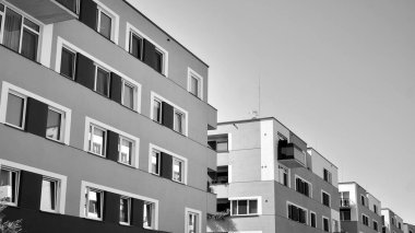 Yeni bir modern apartman detayını. Siyah ve beyaz.