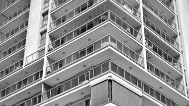 Yeni bir modern apartman detayını. Siyah ve beyaz.